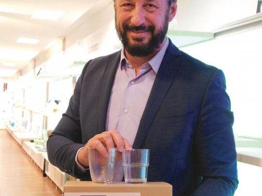 Le directeur d'Arc France Tristan Borne présente la nouvelle marque Le verre Français, bientôt en vente dans les linéaires